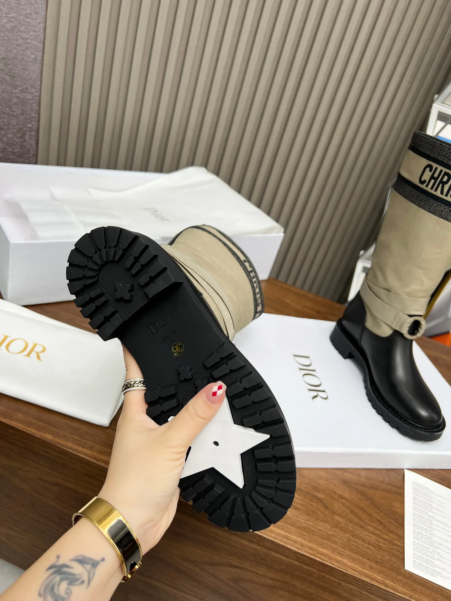 👟👟Ex-factory price 600💯💯Women's shoes, women's clothing, women's shoes, women's clothing, 2024ss highest version Dior Dior autumn and winter boots, retro work boots, slip-on, imported calfskin uppers spliced with the latest imported technology, electric embroidery surface, versatile and slim feet yyds. The shape is three-dimensional and full, full of handsomeness, the upper foot is comfortable, the design style is very novel, perfect details, cool Trendy 💯Trendy outsole Inner lining: Cow lining Outsole: 1:1 molded outsole Heel height: 3.0cm Size: 35-41 (41 customized)